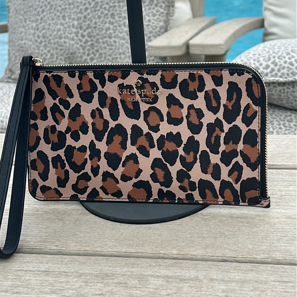 Kate Spade NWT Lucy Leopard Medium L-Zip Wristlet